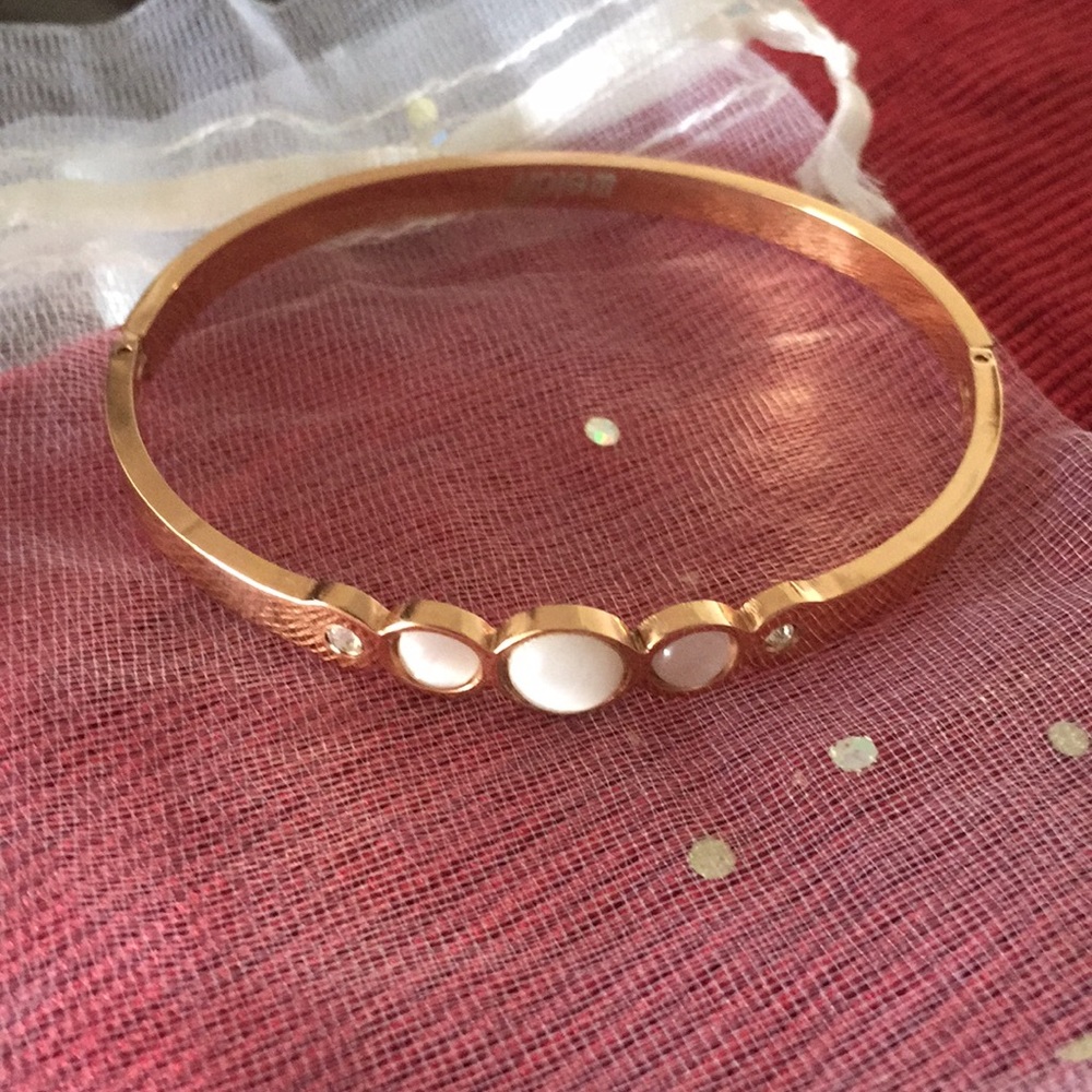 Gold bracelet with white pearls